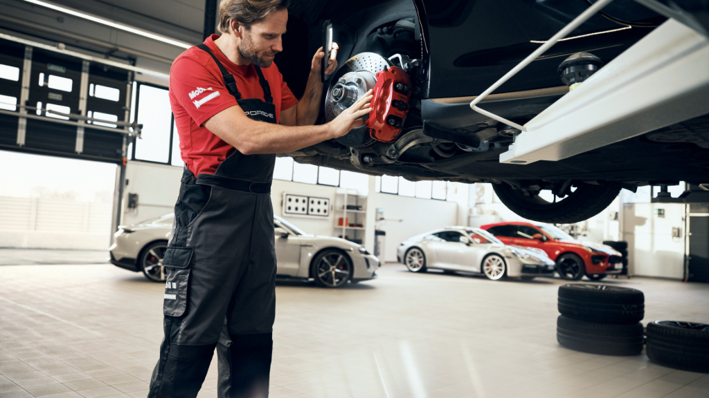 3 Signs You Need To Get Your Brakes Serviced_Porsche Beachwood
